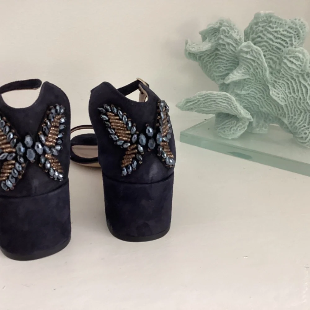 AGL CRYSTAL EMBELLISHMENTS T-STRAP SUEDE NAVY SANDALS SHOES BEAUTIFUL 39 8.5